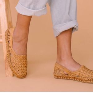 NIB Mohinders Women’s Woven Flat in Honey